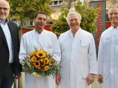 Neuer Chefarzt der Klinik f&uuml;r Orthop&auml;die und Unfallchirurgie am Krankenhaus Johanneum Wildeshausen ist Dr.  Michael Bechara. Unser Bild zeigt  (von links) Verwaltungsdirektor Hubert Bartelt, Dr. Michael Bechara,  Chefarzt Dr. Nils H. Goecke und der &Auml;rztliche Direktor Dr. Alexander Terzic.