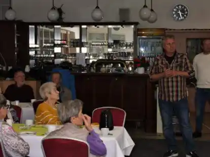 Informierten &uuml;ber einfache Pr&auml;ventionsma&szlig;nahmen: Michael Schr&ouml;der und Dennis D&auml;hnenkamp von der Polizei Westerstede zu Gast bei der Edewechter Seniorengruppe.