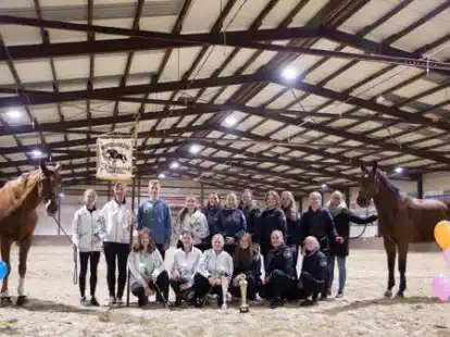 Die Voltigierer vom Reiterverein St. Hubertus Garrel freuen sich &uuml;ber ihren Erfolg bei den Nordostdeutschen Meisterschaften.