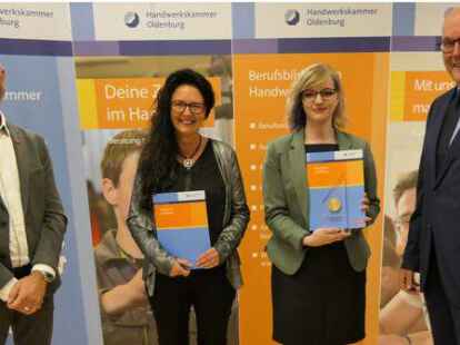 Lisa-Sophie Tangermann (Zweite von links) hat den Kammerwettbewerb 2021 der Handwerkskammer Oldenburg gewonnen. Der Friseurin gratulieren Handwerkskammer-Hauptgesch&auml;ftsf&uuml;hrer Heiko Henke (links), Carmen Kanis, Leiterin des Klier-Salon im Nordenhamer Edeka-Center sowie Kammerpr&auml;sident Eckhard Stein.