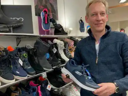 Wilm Denker wartet auf die Lieferung von Schuhen. Besonders Sneakers kommen zurzeit nicht in seinem Gesch&auml;ft an.