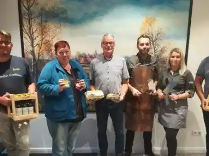 Freuen sich gemeinsam auf zahlreiche Besucher: Sven Hillen (Hllthaler, v.l.), Gisela Borgwardt und Frank Zahn vom Dorfladen des Ortsb&uuml;rgervereins, Simon Bulmahn und Janna M&uuml;ller vom BBQ-Team und Rainer Wasserthal (Hillthaler).