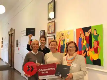 Bei der Er&ouml;ffnung der Kunstausstellung in der JVA Vechta:  Martina Jasnoch (von links), Terez Fothy, Dr. Jutta Meerpohl, Petra Huckemeyer