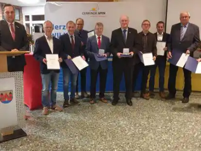 Ehrung langj&auml;hriger Ratsmitglieder: von links B&uuml;rgermeister Matthias Huber als Vertreter des St&auml;dte- und Gemeindebundes, Hartmut Orth, Heiner Bruns, Volker Martz, Harald Schmidt, Johann Hasselhorst, Christian Martens, Frerich Wilken, Karl-Hermann Reil und Enno Hasselder.