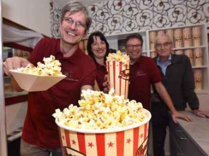 Freuen sich auf Normalit&auml;t im Zeteler Kino (von links): Carsten Greiert, Inga Schoon, Michael Drieling und Rolf Jan&szlig;en.