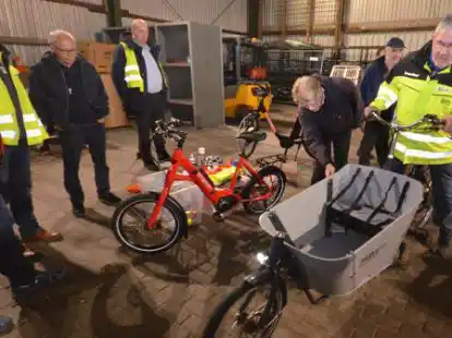 Demonstriert die Handhabung eines akkubetriebenen Lastenrades: Gerhard Hermann