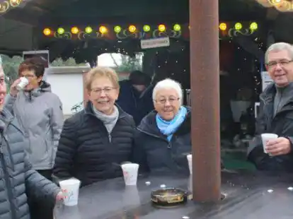 Kl&ouml;nschnack beim Gl&uuml;hwein: Zwei Jahre ist es her, dass man sich in Apen beim Weihnachtsmarkt treffen konnte.  Am ersten Adventswochenende ist es wieder soweit.