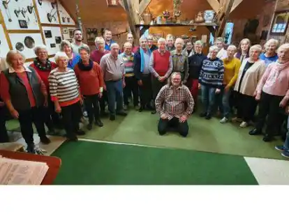 Der Gesangverein Chorklang Hude mit seinem Dirigenten Alfred Stalling (vorne) probt jetzt wieder regelm&auml;&szlig;ig.