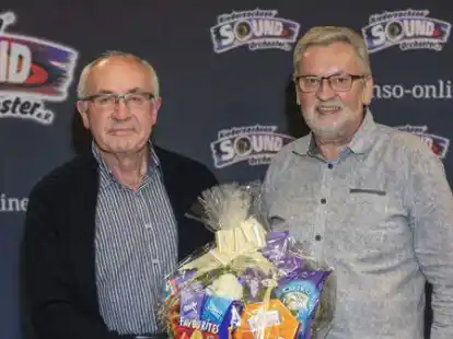 Wurde aus dem Orchester verabschiedet: Reinhold L&uuml;bben (links) erhielt von Dirigent Heinrich L&uuml;bben ein Pr&auml;sentkorb &uuml;berreicht.