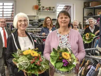 Liselotte Renken und Claudia von Pretrowski (vorne, von links) sowie Rainer Kokoschka, Ilka Menzler, Monika Grodde und Gisa Osterkamp (hinten, von links) in der Kleiderkammer des DRK.
