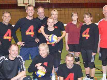 Sie w&uuml;nschen sich Verst&auml;rkung: die Mitglieder vom Mixed-Volleyballteam des Turnvereins Apen.