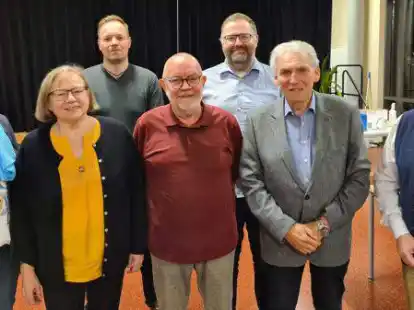 Inge Diehm (von links), Erika Weubel, Folkert Fittje, Wilfried Schellstede, Markus Dollerschell und Horst Mauritschat werden aus dem Gemeinderat ausscheiden. B&uuml;rgermeister Klaus R&uuml;besamen bedankte sich bei ihnen f&uuml;r ihre Arbeit.