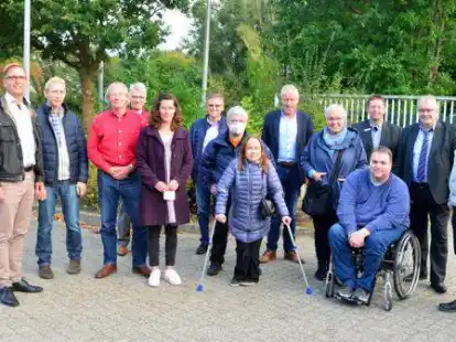 Sascha Stolorz (von links), Stephan Siefken, Sven Jan&szlig;en (KBR), Hermann Noelcke (KBR), Michael Kurz, Andrea Pankow (KBR), Christoph Hartz, Hergen Bauer (KBR), Anja H&uuml;lsebusch (KBR), Henning Kaars, Elke Belsemeyer, Frank L&ouml;sekann (KBR), Axel Linneweber, Carsten Seyfarth (Nordenham) und Albert Mumme (KBR)