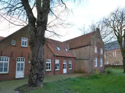 Das historische Pfarrhaus in Engerhafe ist Sitz des Vereins KZ Gedenkst&auml;tte Engerhafe.