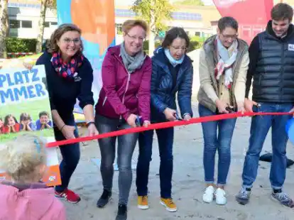 Tonja Willers, Monika Drees, Dr. Ilka Spiess, Sigrid Brucksch und ein FFN-Mitarbeiter er&ouml;ffneten den neuen Spielplatz des Kindergartens &bdquo;Bunte Welle&ldquo;.
