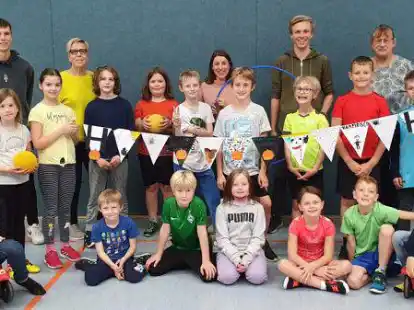 Kinder und Betreuer in der Jahnhalle: Bereits das dritte Mal bietet der TV Hude eine Ferienbetreuung an.