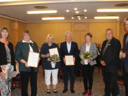 Die aktuellen Ausgezeichneten: Ingeborg Huisken, Karin Oberg&ouml;ker und Gotthard Sch&ouml;nbrunn mit Ehefrau. Die Urkunden und Pr&auml;sente &uuml;berreichten B&uuml;rgermeister J&ouml;rg Pieper (r.) sowie seine beiden Stellvertreter Sylvia B&auml;cker (l.) und Lutz Helm.