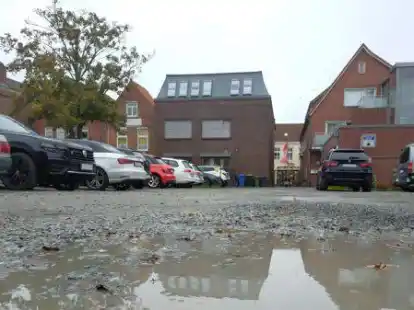 Hier kostet das Parken ab jetzt Schotter: Die Erweiterungsfl&auml;che des WBZ-Parkplatzes in Norden ist kostenpflichtig geworden.