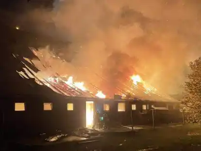 Gro&szlig;einsatz in Wirdum: In der Nacht zu Freitag brannte eine Scheine zur H&auml;lfte aus.