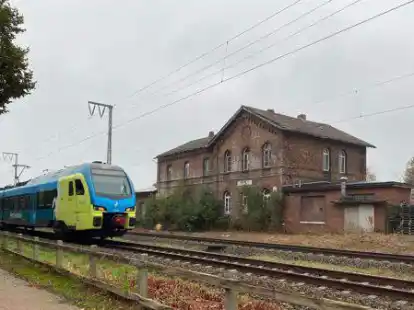 Noch rauschen die Z&uuml;ge an Neermoor vorbei. Sp&auml;testens 2025 soll die Bahn hier auch wieder stoppen. Bis dahin ist noch viel zu tun.