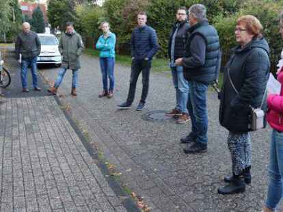 Wollen eine L&ouml;sung finden: Anwohner, Politiker und Bauamtsleiter Erhard Schr&ouml;der (3. von links) sprechen &uuml;ber ein geplantes Mehrfamilienhaus in Huntlosen.