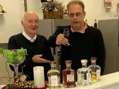 Eigentlich ziehen Michael Wojahn und Rainer M&ouml;hle mit ihren Weinst&auml;nden von Messe zu Messe. Da das in Zeiten der Pandemie allerdings schwierig ist, ist die Firma Pallhuber seit diesem Monat mit einem Gesch&auml;ft am Neuen Weg in Norden vertreten.