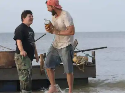 Zack Gottsagen (links) als Zak und Shia LaBeouf als Tyler in einer Szene des Films &bdquo;The Peanut Butter Falcon&ldquo;.