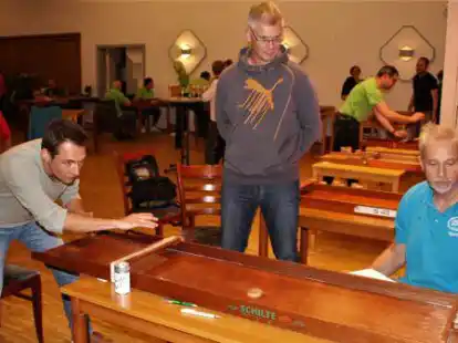 Weite Anreise: Ulrich Czamitzti (links) kam aus Ingolstadt zur Jakkolo-Woche des SSV Jeddeloh. Jakkolo-Spartenleiter Horst Reimann (rechts) kontrolliert, ob der Gast aus Bayern das Spiel auch ordentlich beherrscht.