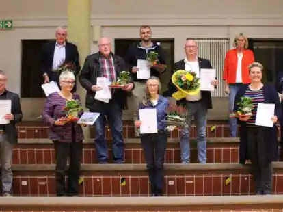 Zum Dank f&uuml;r ihr Engagement erhielten die scheidenden Ratsmitglieder Blumen, einen Bildband &uuml;ber Elsfleth und eine Urkunde.