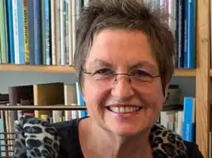 Doris Fuhlbohm liest in der Weberei.