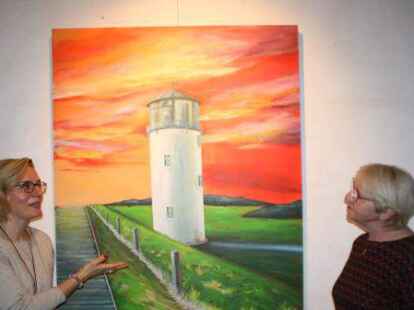 Farbenpr&auml;chtig sind ihre Arbeiten: Tina Conrads (links) im Gespr&auml;ch mit Martina de Haan vom Verein Eisenh&uuml;tte Kultur.