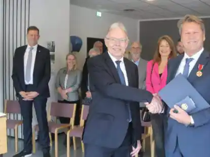 Landrat Carsten Harings (links) gratuliert Peter Ache in den Räumen des KSB zur hohen Auszeichnung, die er stellvertretend für den Bundespräsidenten überreichte.