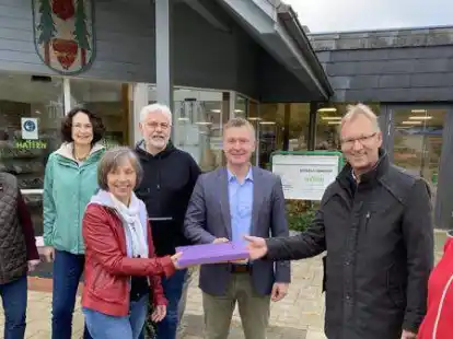 Karin Mayer-Rosenbohm &uuml;bergab die Unterschriften f&uuml;r das B&uuml;rgerbegehren an B&uuml;rgermeister Christian Pundt und seinen Nachfolger Guido Heinisch. Vertreter der Initiative schauten zu: (von links) D&ouml;rte Strangmann, Dr. Nicole Gorris-Vollmer, Martin Vollmer und Margot Siemers.