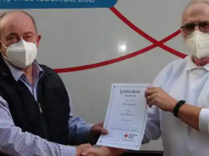 Gerhard Einhaus (links) wurde f&uuml;r seine 100. Spende geehrt. Den Gutschein &uuml;bergab Heinz Robben.