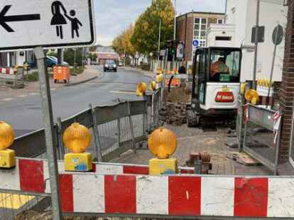 Die Bahnhofstra&szlig;e ist bereits gesperrt, die Heemstra&szlig;e wird ab diesem Mittwoch ebenfalls gesperrt, um an der Kreuzung die Fu&szlig;g&auml;ngerampel zu installieren. Im Hintergrund steht die mobile Bedarfsampel, die seit dem Schuljahresbeginn eine sichere Querung der Heemstra&szlig;e erm&ouml;glicht.