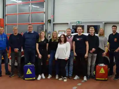 Die neuen Sanit&auml;tshelfer mit dem Gruppenf&uuml;hrer der First Responder in Scharrel, Matthias Blanke, (2.v.l.) und Lehrgangsleiter Hubert Scheffer (3.v.l.): Lukas von Kajdacsy (von links), Edmund Hanekamp, Jasmin Waldecker, Sandra Deddens, Laura Witte, Matthias P&ouml;rschke, Felix Burdorf, Robin Kuck, Melanie Lamping, Mirco Kritsch und Fabio Santos Panta.