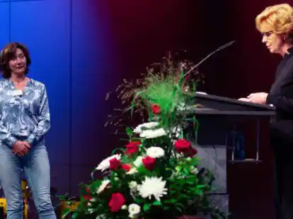 F&uuml;r ihr Engagement um die Cloppenburger Kulturlandschaft ist Mechthild Antons (links) von der nieders&auml;chsischen Justizministerin Barbara Havliza ausgezeichnet worden.