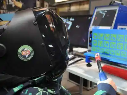 Paul aus Schortens versucht sich im virtuellen Elektroschwei&szlig;en.