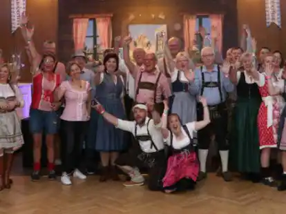 Passend gekleidet feierten die G&auml;ste den Bayrischen Abend im Gast- und Eventhaus.