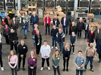 Die Auszubildenden von Starofit (vordere Reihen) hatten einen Betriebsrundgang f&uuml;r ihre Angeh&ouml;rigen (dahinter) vorbereitet.