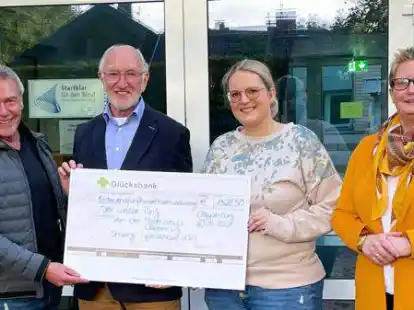 &Uuml;bergaben die Spende an Gerd Dumstorff vom Wei&szlig;en Ring (Zweiter von links): Autor Arno Strobel (von links), Frauke Gerdes und Simone Hegger-Flatken