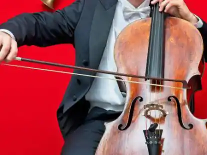 Der Cellist Tobias Tauber der Bamberger Symphoniker tr&auml;gt einen Frack aus Funktionsstoff der Zirndorfer Firma Woolwind. Die Kleidung f&uuml;r Orchestermusiker ist zwar elegant, aber oft eng und hei&szlig;.