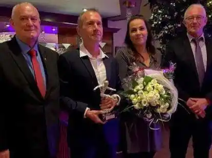 SV-Chef Gerd Stratmann (links) und Tennisvereins-Vorsitzender Franz Holubek (rechts) zeichneten Daniela Lanfermann und Michael Ulmer beim Sportlerball in B&ouml;sel aus.