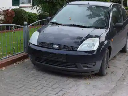 Kennzeichen waren geklaut: Seit Mitte August steht an der Emsstra&szlig;e in Sedelsberg ein verlassener Pkw der Marke Ford.