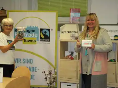 Ulrike Riesener (links), die Leiterin der Fair-Trade-Steuerungsgruppe, &uuml;berreicht den Preis an Jeannie Andersen.