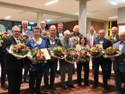 Zehn Ratsmitglieder in Emstek wurden geehrt und verabschiedet, au&szlig;erdem gab es einige Auszeichnungen f&uuml;r langj&auml;hrige Ratsherren und -frauen.