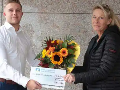 Kundenberater Timon Bauer gratulierte der Gewinnerin Monika Musiol.