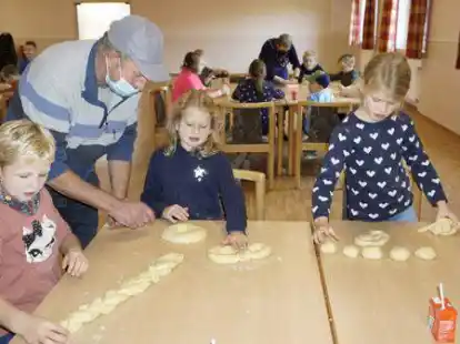 Leckere Brote und Pizza backten die Kinder bei der Ferienpassaktion des Heimatverein Neuscharrel