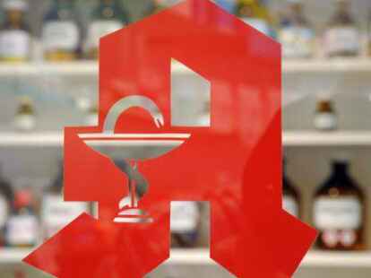 Symbolbild: Das Logo an einer Apotheke.