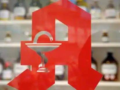 Symbolbild: Das Logo an einer Apotheke.